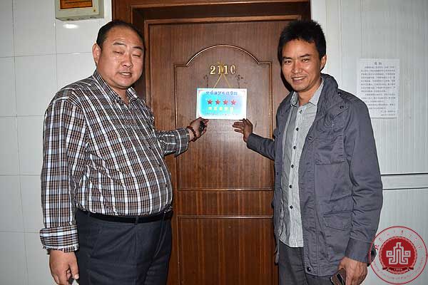 学院领导为三月“星级寝室”挂牌 学院领导为三月“星级寝室”挂牌