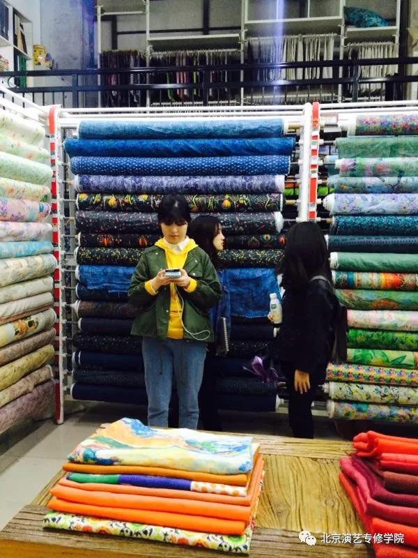 北京演艺专修学院艺术设计系服装专业学生外出考察