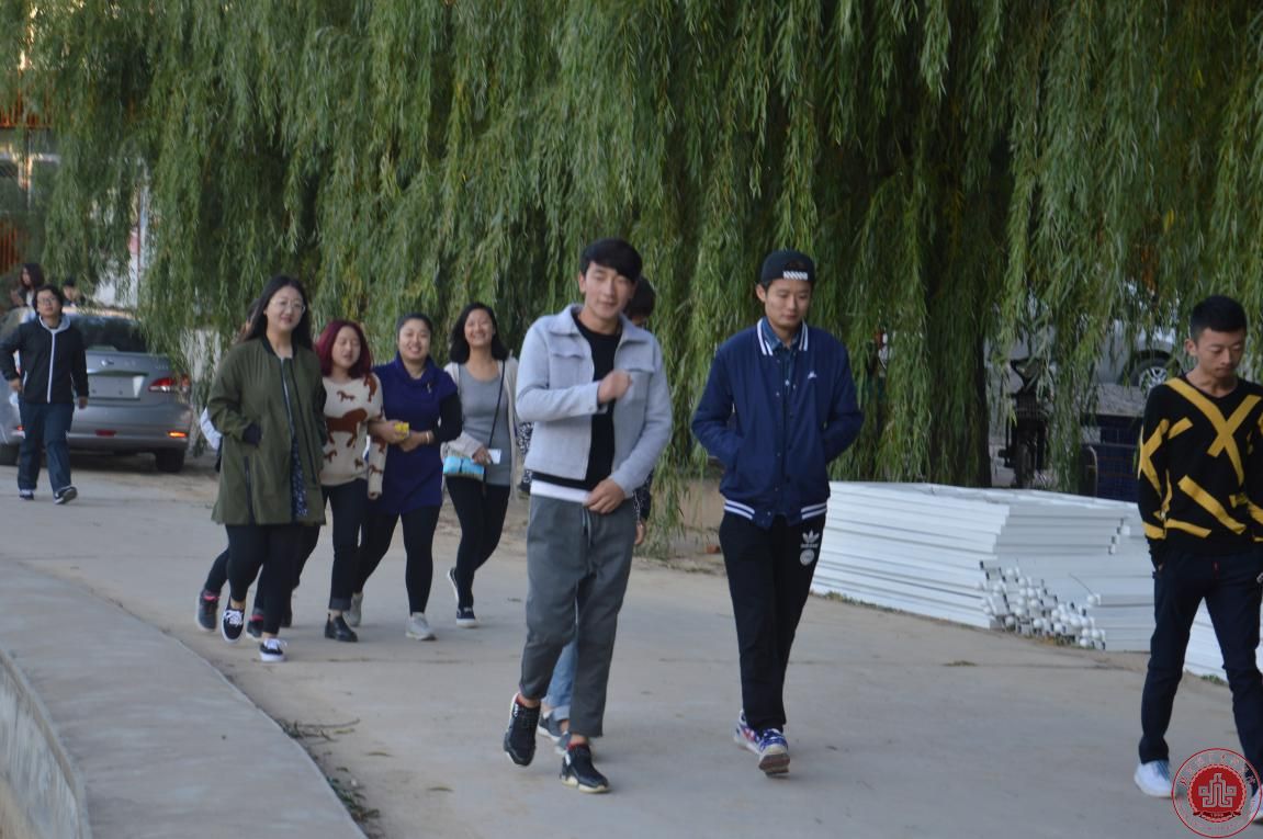 新校区晨练展我院学生风采