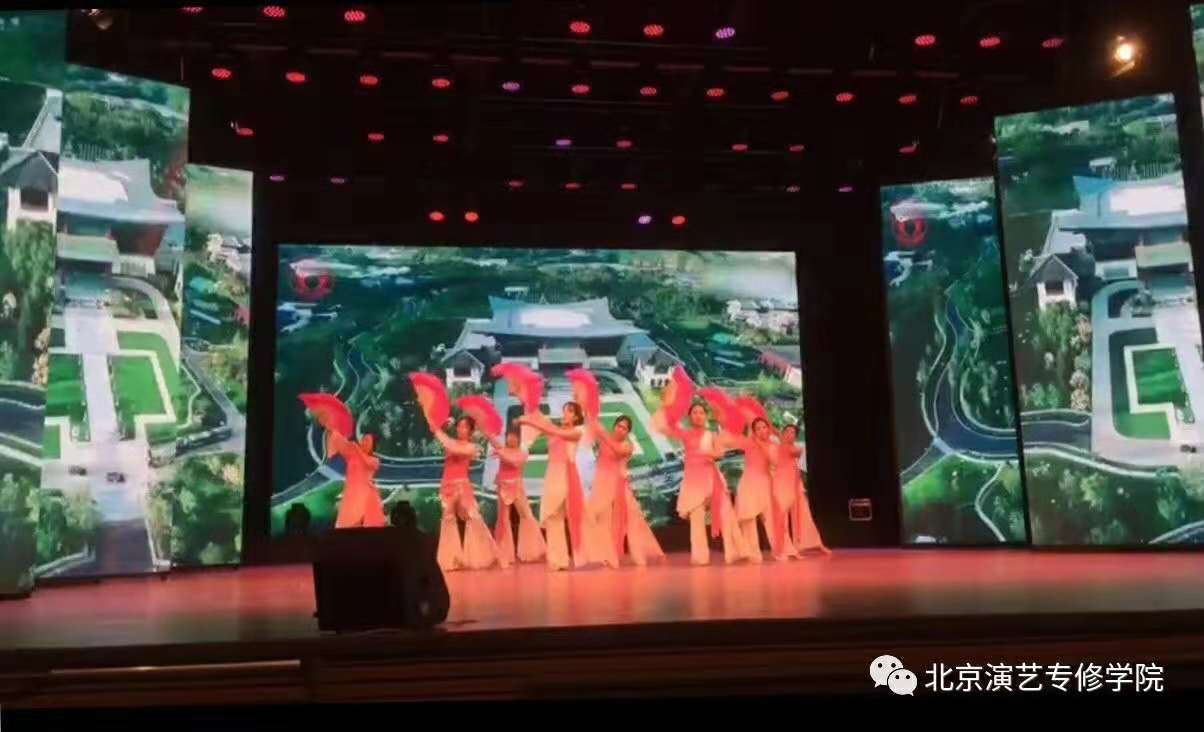 文化产业管理系举办“红纽扣”精神红色经典晚会