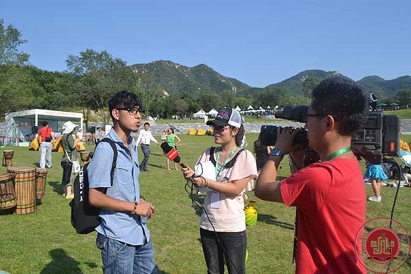 我院器乐与音乐制作系电吉他专业学生杨成接受电视台采访 我院器乐与音乐制作系电吉他专业学生杨成接受电视台采访