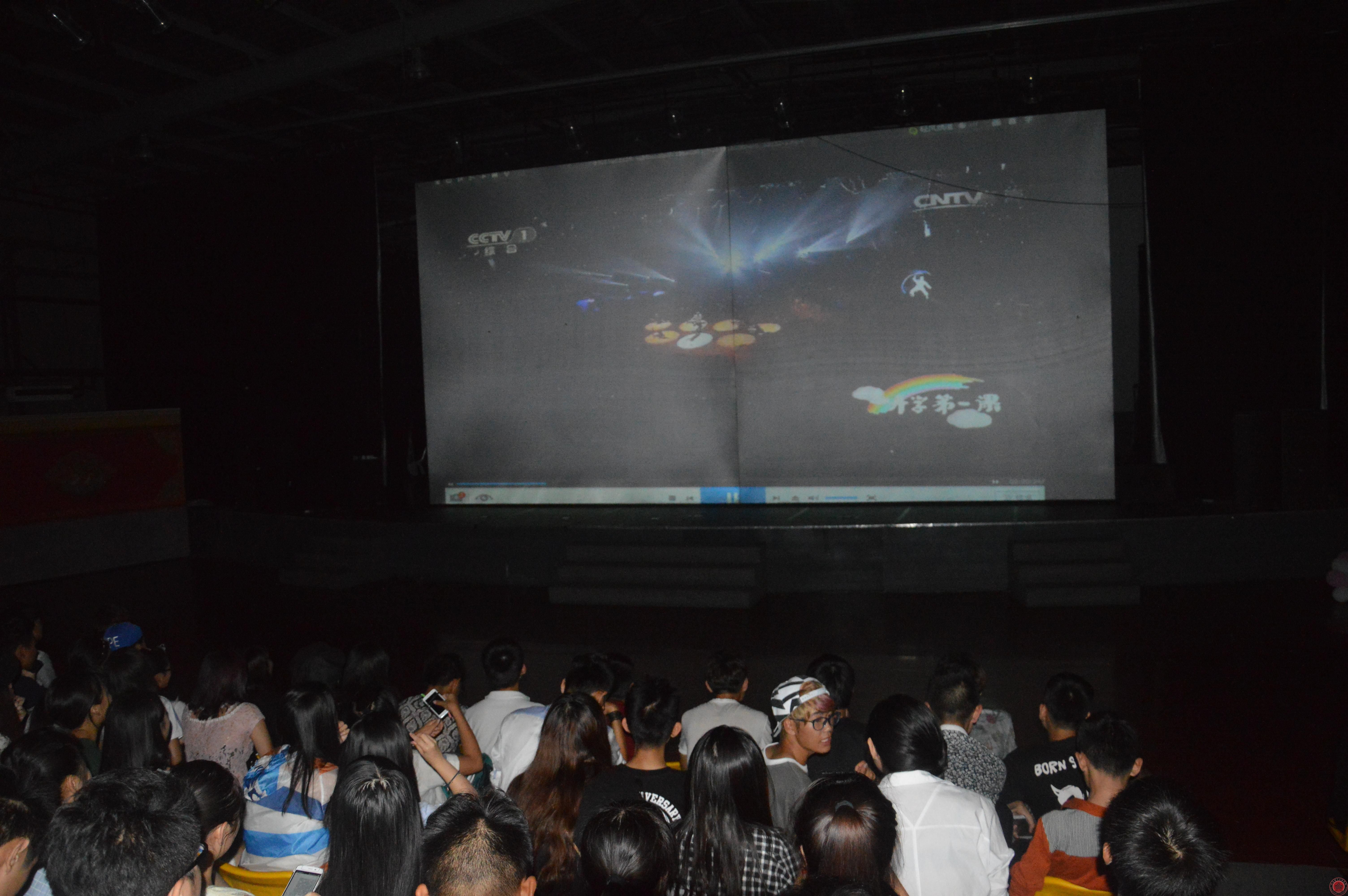 2015级新生观看《开学第一课 》 