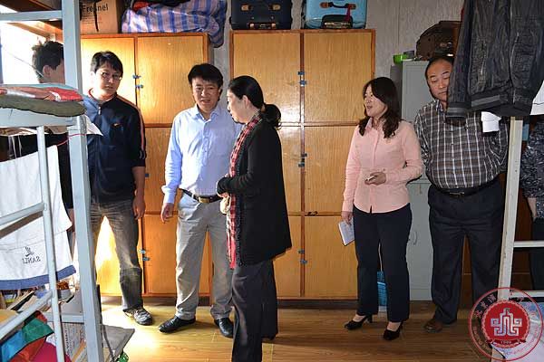 学院领导为三月“星级寝室”挂牌 学院领导为三月“星级寝室”挂牌