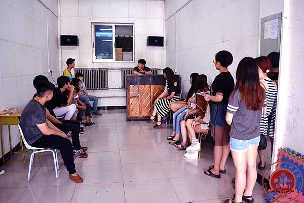 包尔淦在紧张的比赛之余依然坚持来校为孩子们上课