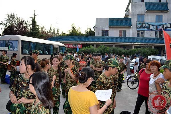 我院新生开始报到入学