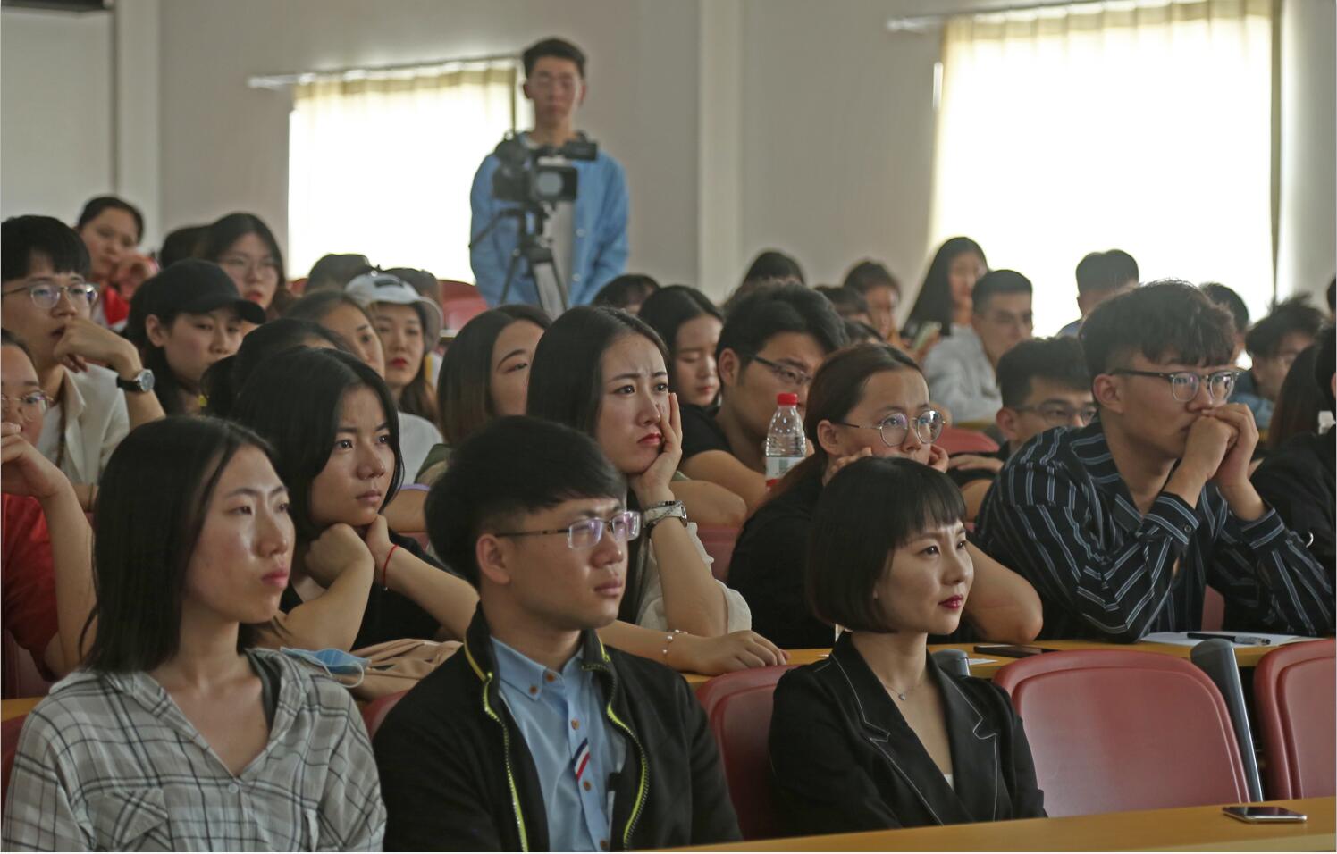 著名配音员李立宏老师来北京演艺专修学院举办讲座 著名配音员李立宏老师来北京演艺专修学院举办讲座