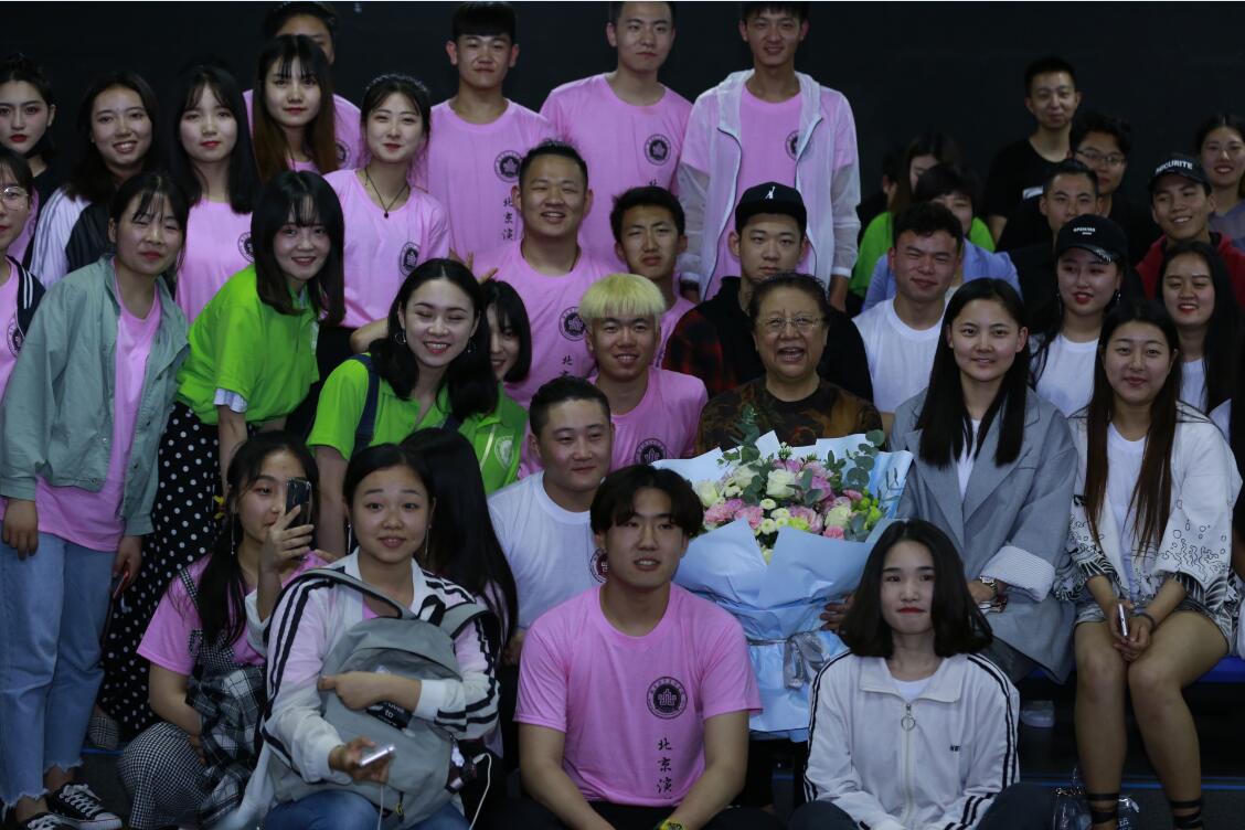 国家一级导演娄乃鸣做客北京演艺专修学院名人讲堂 国家一级导演娄乃鸣做客北京演艺专修学院名人讲堂