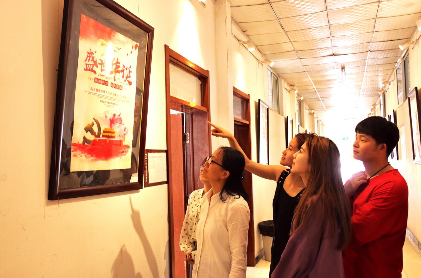 北演艺术设计系为庆祝新中国成立70周年举办海报设计展 北演艺术设计系为庆祝新中国成立70周年举办海报设计展