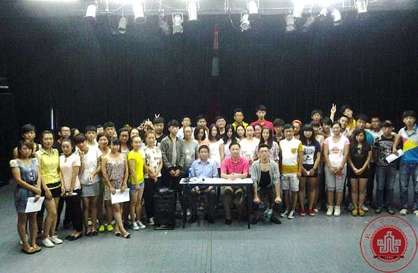 2013级播音主持系全体准备开学典礼---中国梦