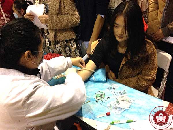 学生处组织2014级新生进行健康体检