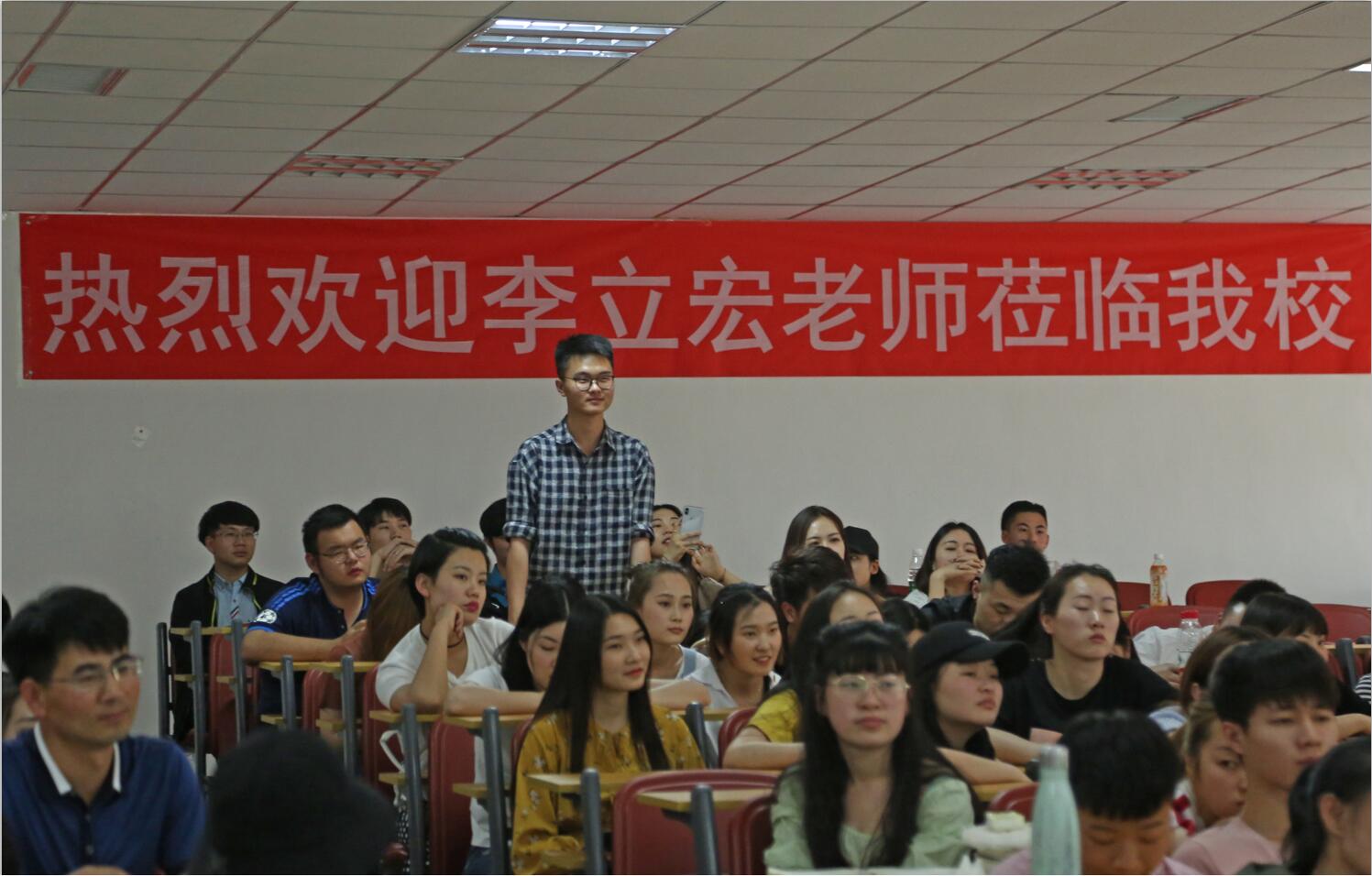 著名配音员李立宏老师来北京演艺专修学院举办讲座 著名配音员李立宏老师来北京演艺专修学院举办讲座