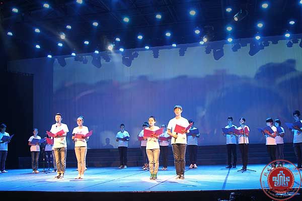 我院2013-2014学年开学典礼暨教师节庆祝大会隆重举行