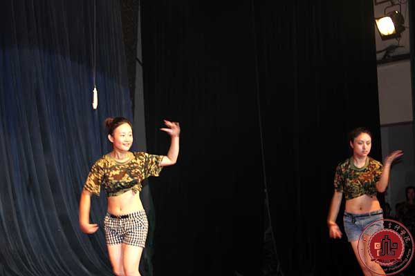 我院2013级新生军训联欢晚会完美落幕 我院2013级新生军训联欢晚会完美落幕