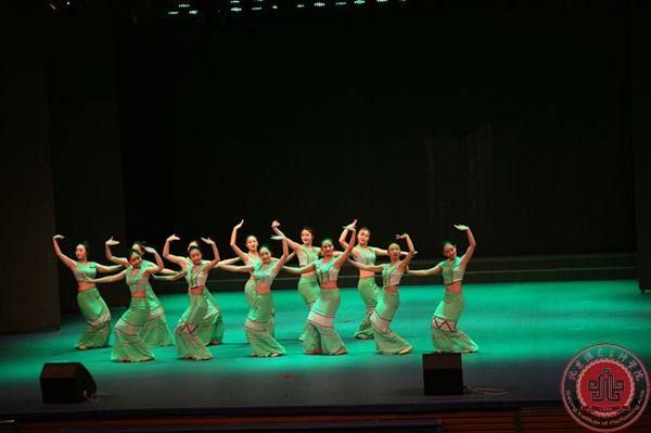 我院舞蹈系“中国舞教学汇报演出”在北演剧场隆重上演! 我院舞蹈系“中国舞教学汇报演出”在北演剧场隆重上演!