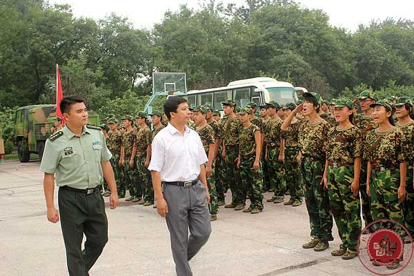 我院2013级新生军训闭营仪式圆满结束 我院2013级新生军训闭营仪式圆满结束