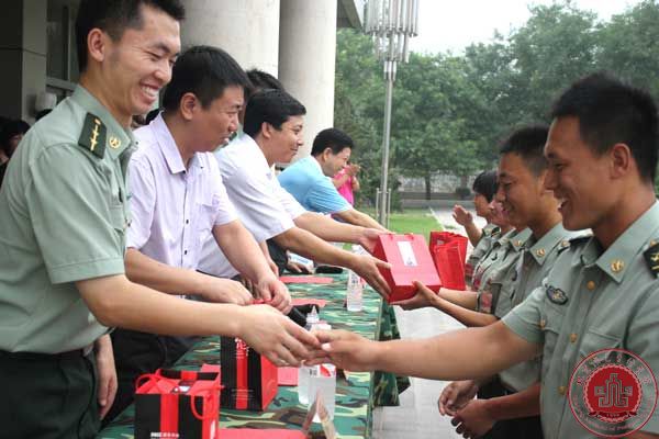 我院2013级新生军训闭营仪式圆满结束 我院2013级新生军训闭营仪式圆满结束