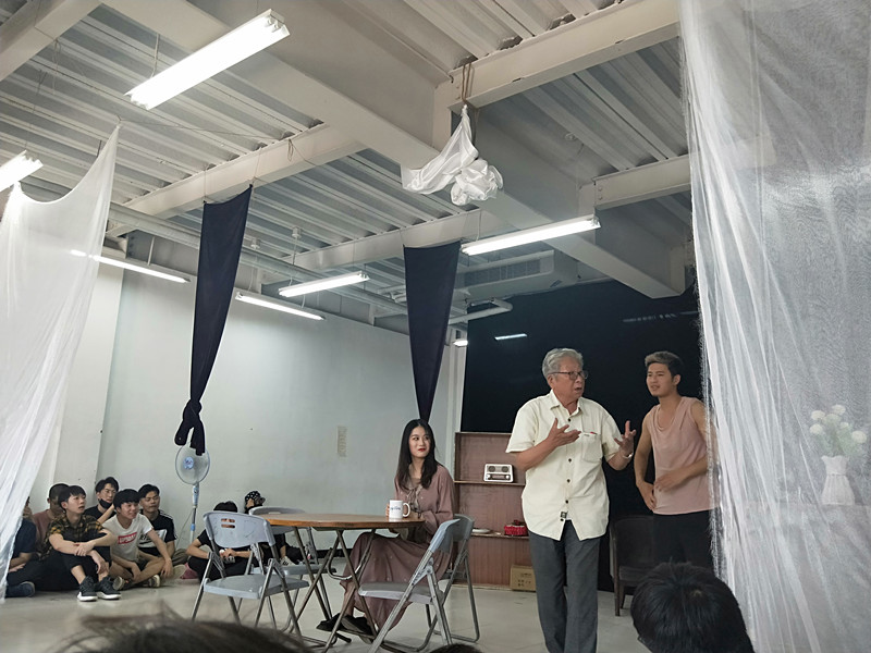 梁伯龙教授走进16级学生表演课堂为学生授课 梁伯龙教授走进16级学生表演课堂为学生授课