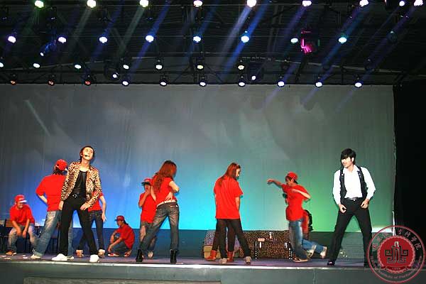 全院师生新年前夕共聚一堂 观看原创音乐剧《K歌之后》 全院师生新年前夕共聚一堂 观看原创音乐剧《K歌之后》