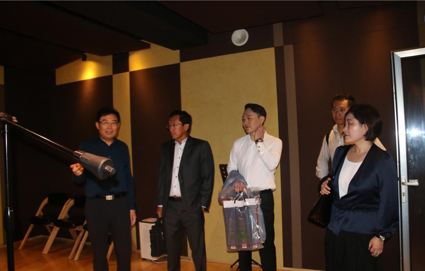 澳大利亚邦德大学代表团访问北京演艺专修学院