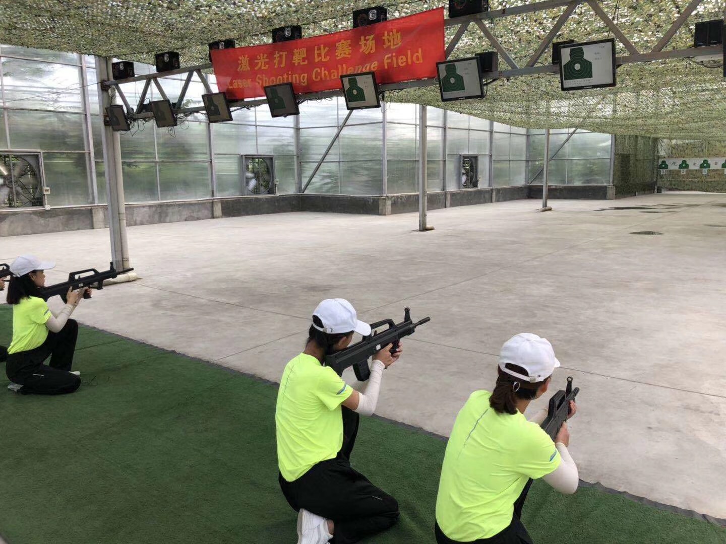 北京演艺专修学院女大学生军训展巾帼霸气 北京演艺专修学院女大学生军训展巾帼霸气