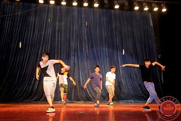 我院2013级新生军训联欢晚会完美落幕 我院2013级新生军训联欢晚会完美落幕