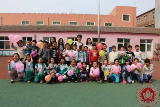 我院志愿者为新龙小学开展“红烛行动—趣味运动会”活动