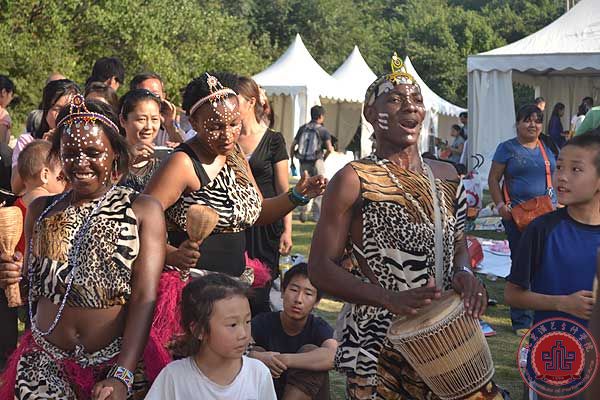 我院2013级新生应邀参加“长城森林艺术节”