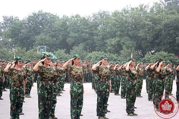 我院2013级新生军训闭营仪式圆满结束 我院2013级新生军训闭营仪式圆满结束