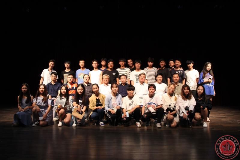 梁伯龙教授为2017级表演系新生讲授大学开学第一课 梁伯龙教授为2017级表演系新生讲授大学开学第一课