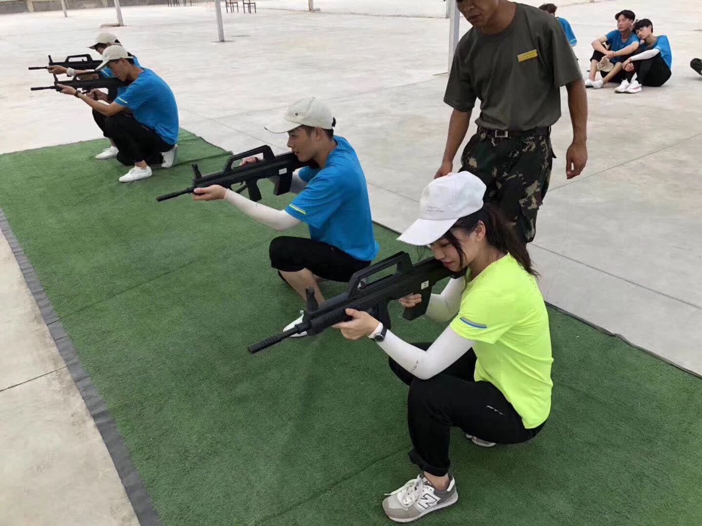 北京演艺专修学院女大学生军训展巾帼霸气 北京演艺专修学院女大学生军训展巾帼霸气