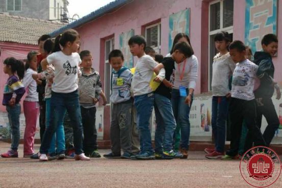 我院志愿者为新龙小学开展“红烛行动—趣味运动会”活动