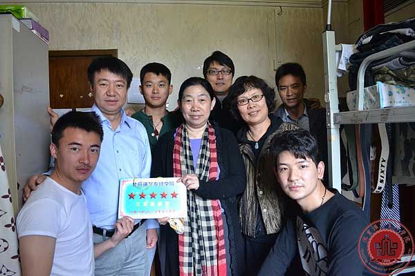 学院领导为三月“星级寝室”挂牌 学院领导为三月“星级寝室”挂牌