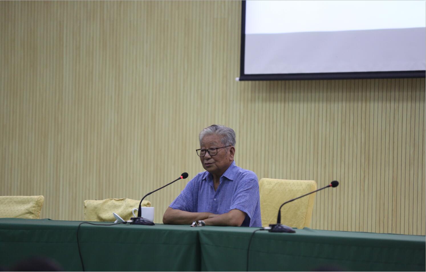 梁伯龙教授前往2018级新生军训基地进行讲座 梁伯龙教授前往2018级新生军训基地进行讲座