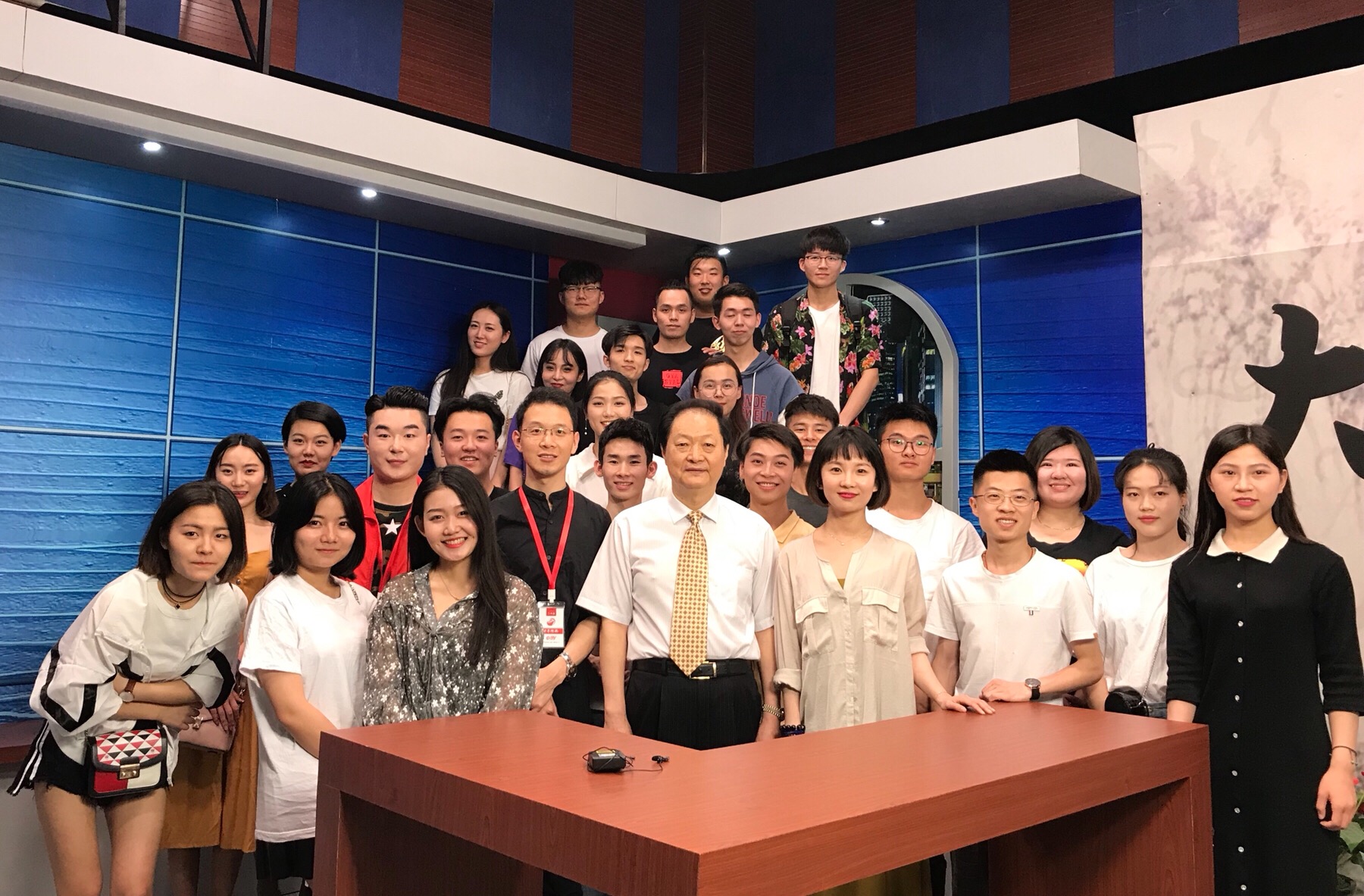 中华卫视黄阿原主席接见我院“精英杯“主持人大赛12强选手 中华卫视黄阿原主席接见我院“精英杯“主持人大赛12强选手