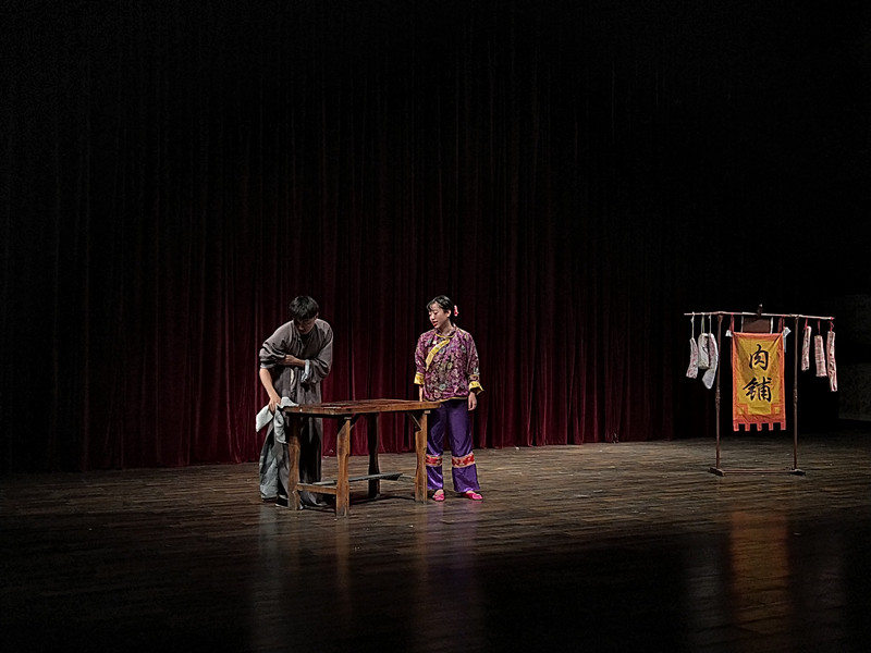 表演系16级6、8班学生在实验剧场举行台词汇报演出 表演系16级6、8班学生在实验剧场举行台词汇报演出