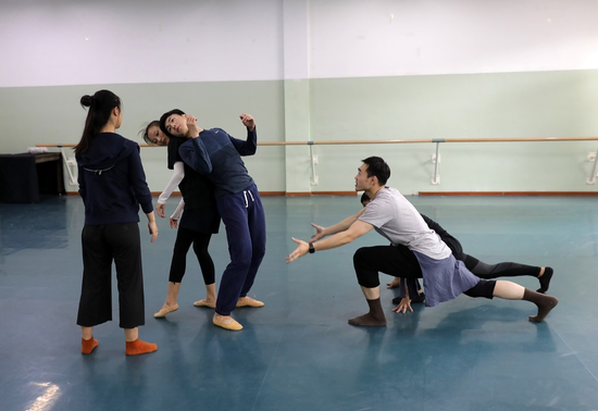 网易娱乐频道报道:舞剧《金蝉塑与糖人宝》 网易娱乐频道报道:舞剧《金蝉塑与糖人宝》