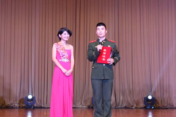 参加公安部“十佳退伍老兵”颁奖典礼晚会 参加公安部“十佳退伍老兵”颁奖典礼晚会