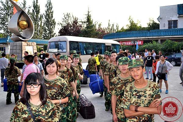 我院新生开始报到入学