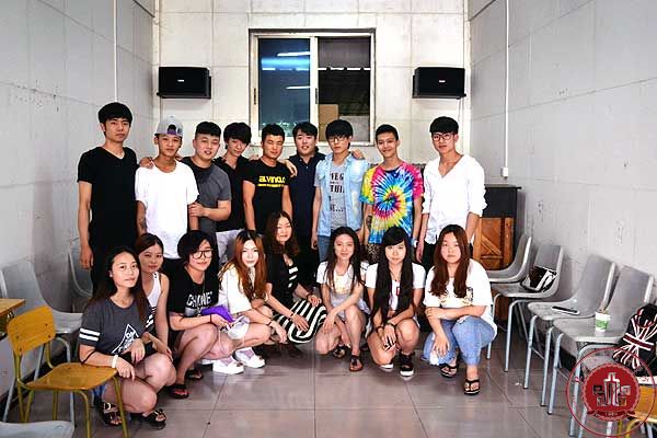 包尔淦在紧张的比赛之余依然坚持来校为孩子们上课