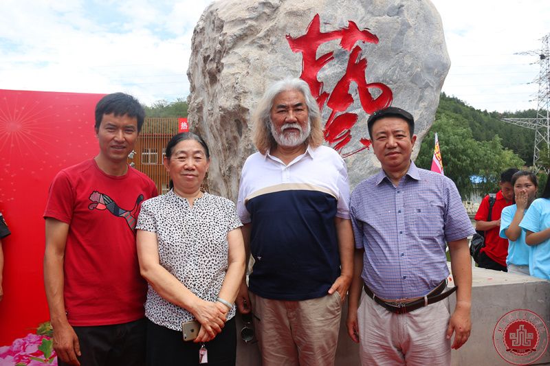 著名导演张纪中为北京演艺专修学院校园文化石揭幕 著名导演张纪中为北京演艺专修学院校园文化石揭幕