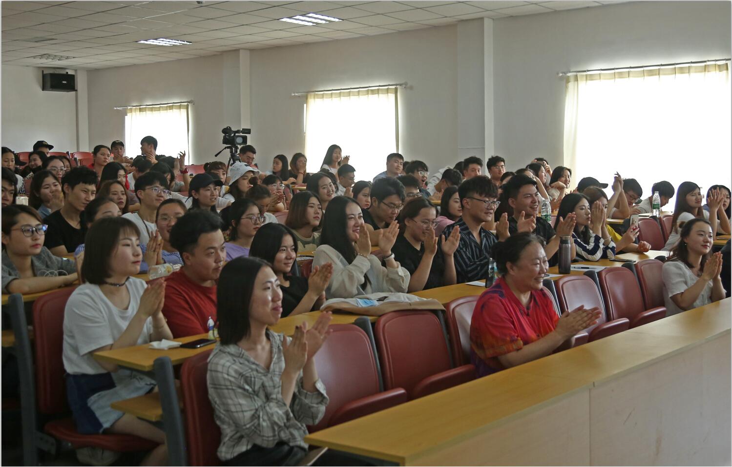 著名配音员李立宏老师来北京演艺专修学院举办讲座 著名配音员李立宏老师来北京演艺专修学院举办讲座