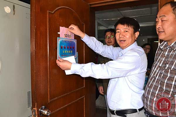 学院领导为三月“星级寝室”挂牌 学院领导为三月“星级寝室”挂牌