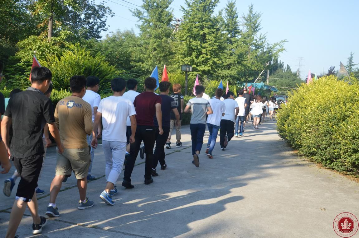 因为我们都年轻，每个人都有神圣的梦