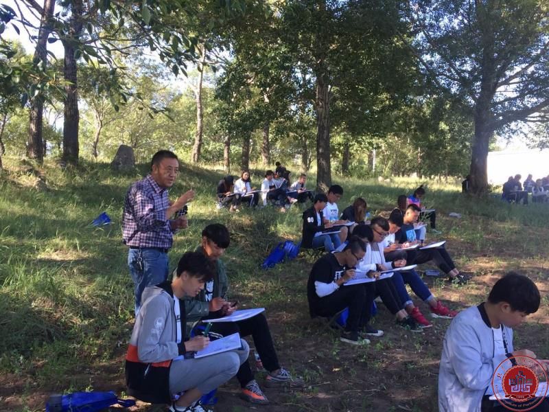 我院艺术设计系组织开展新生外出写生活动 我院艺术设计系组织开展新生外出写生活动