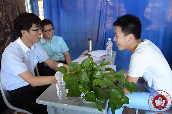学院举办2014年第三次校园招聘会 学院举办2014年第三次校园招聘会