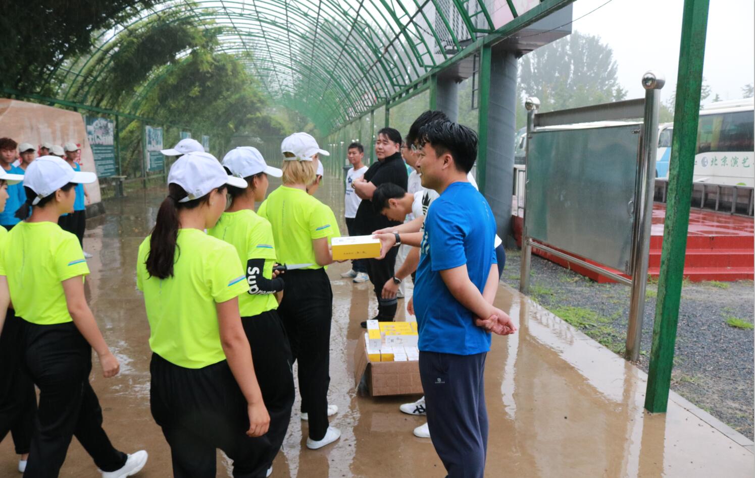 北京演艺专修学院领导及各系主任前往军训基地看望慰问新生 北京演艺专修学院领导及各系主任前往军训基地看望慰问新生