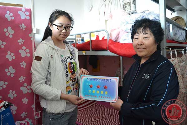 学院领导为三月“星级寝室”挂牌 学院领导为三月“星级寝室”挂牌