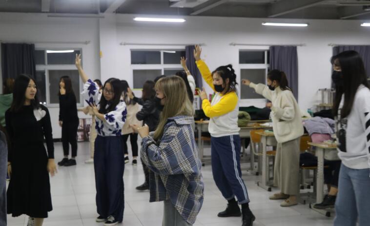 文化产业管理系红色经典晚会排练火热进行中 文化产业管理系红色经典晚会排练火热进行中