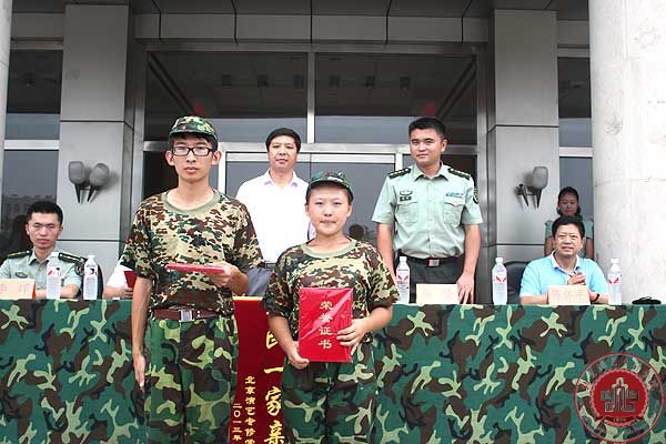 我院2013级新生军训闭营仪式圆满结束 我院2013级新生军训闭营仪式圆满结束