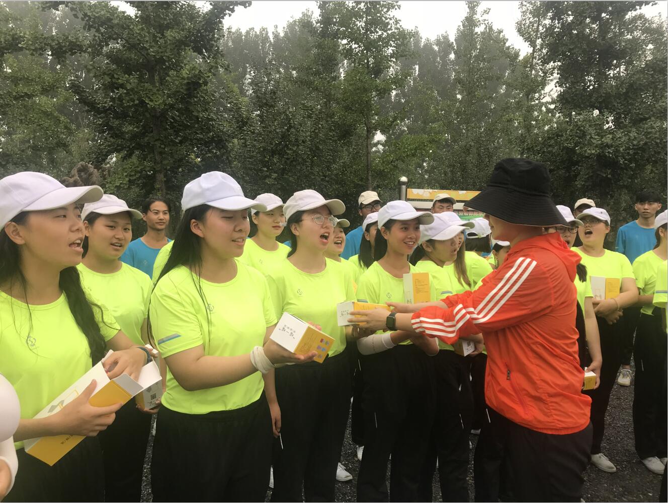 北京演艺专修学院领导及各系主任前往军训基地看望慰问新生 北京演艺专修学院领导及各系主任前往军训基地看望慰问新生